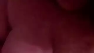 عاهرة زنجبيلية ضخمة تخدم القضيب ثم يتم تدمير دبرها