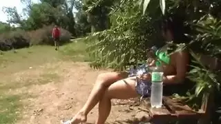 تدليك شهواني يتحول إلى مزيج من مص القضيب والجنس اليدوي