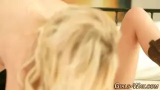 شقراء هاوية تصبح صوتية في فعل عنيف