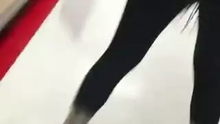 فتاة صغيرة عاهرة: جواربها مرتفعة وفمها مفتوح