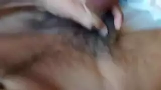 امرأة سمراء متلألئة تستقبل قذف عذراوي صعب