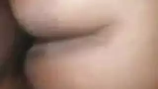فتاة شابة تتحكم في حضن رجل أكبر سناً
