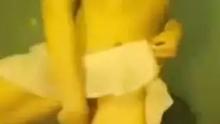 امرأة هواة مثيرة تقدم للعملاء أكثر من مجرد تدليك