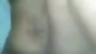 فتاة ممتلئة تريد تدليكاً لطيفاً للقضيب لكنها تحصل على تدليك شرجي قاسٍ