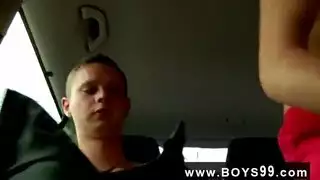 الشاب الجامعي يغتصب خلية النحل بقضيبه في مشهد إباحي