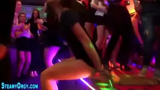 نيك لياقة إكس إكس إكس: مراهقة تحصل على كريمبي في كسها المتسع