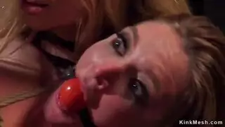 أثداء مبللة وسيطرة: حركة xxx بجانب المسبح
