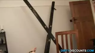 فحل محظوظ يضرب حلقها ويغطي صدورها اللامعة في الخارج