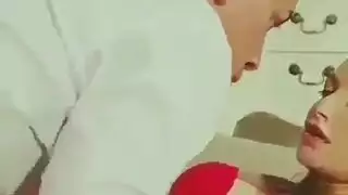 زوجة شقراء تخون: جنس ساخن مع صديق الزوج المفضل