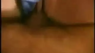سمراء مكتنزة تنحني لتلقّي نكاح حلق قاسي