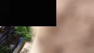 وقت الاستحمام الإباحي: شاهدها تلمس وتصل للذروة
