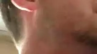 آسيوية صغيرة الحجم تتعمق في مص قضيب صلب في مشهد فموي فوضوي