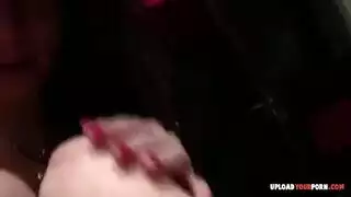 نظارات جيما وفرجها المتدفق: عرض إباحي على الأرض