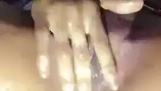 زوجة مثيرة بجوارب سوداء تفتح كسها الرطب لمشهد جنسي صريح