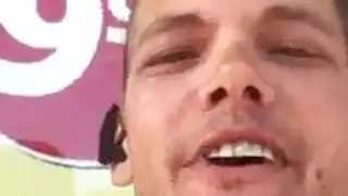 شقراء مراهقة تُنكح بعمق في كسها وهي ترتدي أصفر