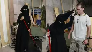عربية مثيرة تأخذ قضيبين في فيلم إباحي منزلي