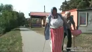 الشقراوات الناضجات مدمنات على القضيب المزيف الضخم للوصول لهزة جامحة