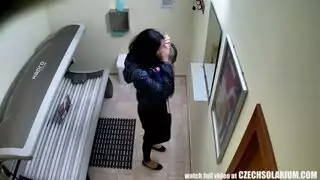 امرأة سمراء مثير وضعت بشكل مثالي واستنزاف