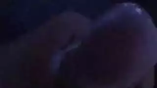 مراهقة سمراء مثيرة تُدمر فتحة شرجها بواسطة قضيب كبير