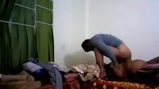 نمرة لاتينية مثيرة تتوسل للسائل المنوي في حفرتها الضيقة