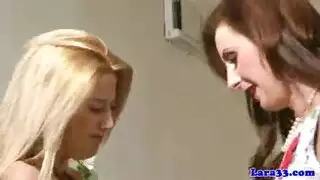 امرأة خبيرة تقبل وتركب لعبة حقنة في مشهد إباحي