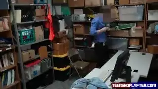 يستمني على فيديو العينة الخاص بها
