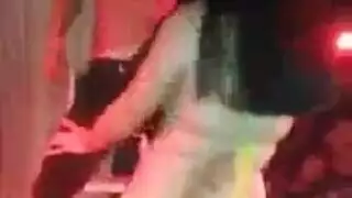 الفتاة الآسيوية تفتح ساقيها لجماع قاسي في المقعد