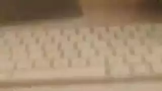 تسقط الأم الشقراء من فصولها المعتادة ، وتتوق إلى النزول والقذرة
