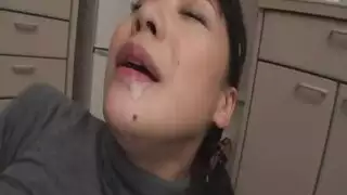 فم زوجتي على قضيبي ويديها على مهبلها