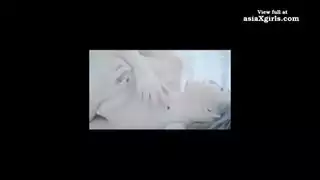 عاهرة ساخنة تمتلئ بقضيب مزيف في غرفة النوم بقوة