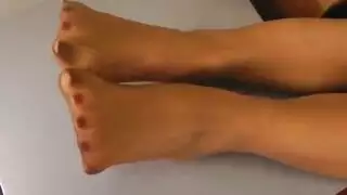 شقراء مراهقة بنظارات تستمني مثل نجمة أفلام إباحية بمفردها
