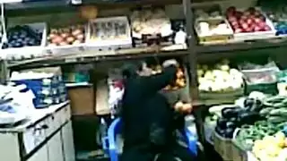 قضيب الرجل العجوز الصلب يغزوها في محل البيع