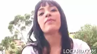 لاتينية مثيرة ترفع تنورتها لغوص سريع في كسها