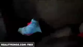مجموعة عاهرات يتناوبن على ركوب قضيب في حافلة متحركة