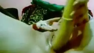 قحبة كبيرة في السن تلعب في كسها بالموزة بعد ما تدعكه بالزيت