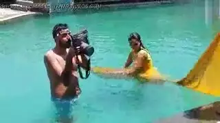 أثداء كبيرة مدورة تُداعب قبل جنس بجانب المسبح