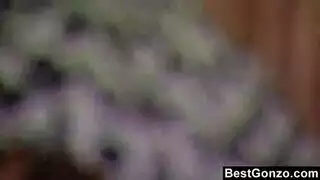 سائل منوي يقطر من فمها