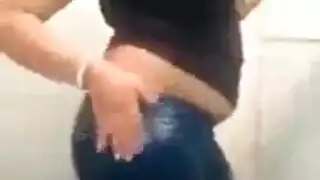 رقصة مؤخرة كبيرة لعاهرة مغربية بجينز ضيق عرض منفرد ساخن