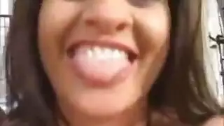 امرأة ناضجة ممتلئة تظهر أثدائها الضخمة في فيلم جنسي صريح