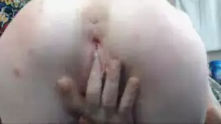 فتاة عادلة مغرية تستخدم الإغواء العاري للحصول على جنس عنيف