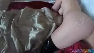 غانية ملابس داخلية لا تستطيع مقاومة انتصابه الضخم