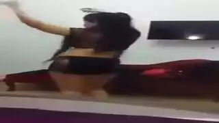 ملكة المؤخرة ترقص بطريقة صريحة في ثوب أسود شفاف