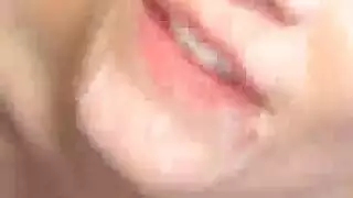 جليسة أطفال تُنك فرجها الضيق بقوة من أجل نهاية بقذف على الوجه