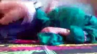 الابن الشهواني يأخذ عروس أبيه الشابة لجلسة خفية قاسية
