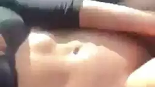 جمال عربي يمارس العادة، يدلك شفرتها المتلهفة المبلولة حتى النشوة