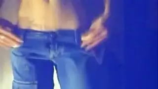 هذه العاهرة الشبقية لا تستطيع الانتظار لتملأ فتحاتها