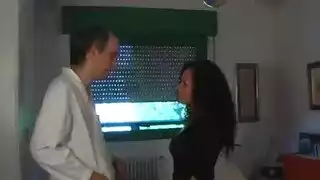 ممرض يدخل على مريضته تستمني وتتوسل لقمعة شرجية