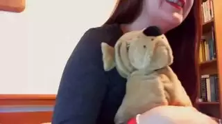 فتاة مع كلبها سيكس