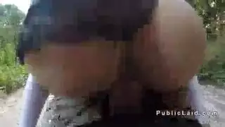 شقراء تلاعب بالزب بعمق قبل جماع جامح خارجي جماعي