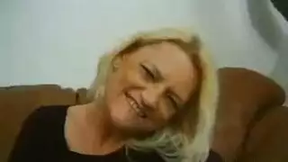 كوغر شقراء ساخنة تبتلع زب شاب ثم تنك في وضعية المبشر